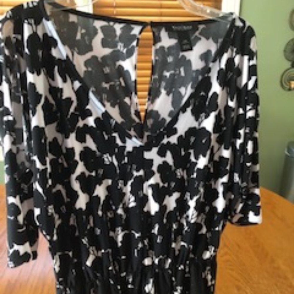 WHBM V neck top with keyhole back